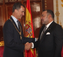 Don Felipe tras hacerle entrega del Collar "Wissam Al Mohammadi"